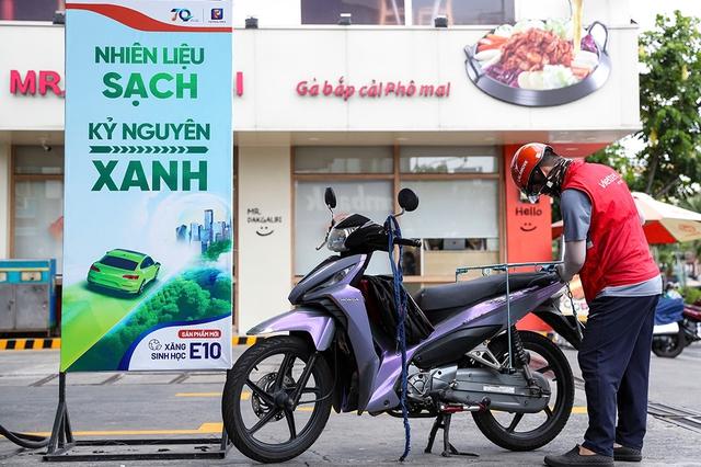 Vì sao xăng E10 vẫn còn khó bán?- Ảnh 1. Vì sao xăng E10 vẫn còn khó bán?- Ảnh 1.
