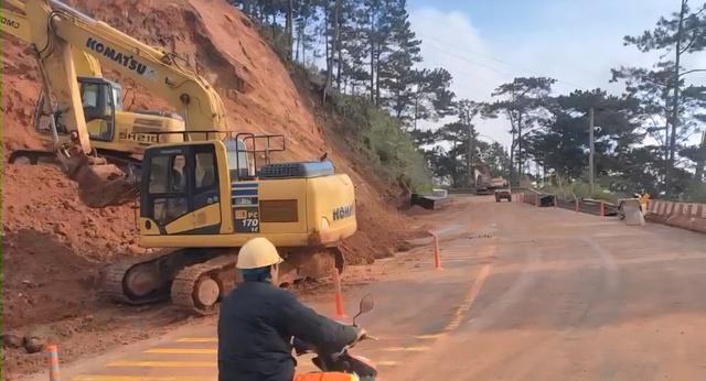 Thông xe đèo D'Ran sau 40 ngày sạt lở giúp người dân thuận tiện di chuyển - Ảnh 2.