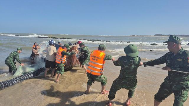 Tàu thuyền liên tiếp gặp sự cố trên vùng biển Cửa Việt- Ảnh 2. Tàu thuyền liên tiếp gặp sự cố trên vùng biển Cửa Việt- Ảnh 2.