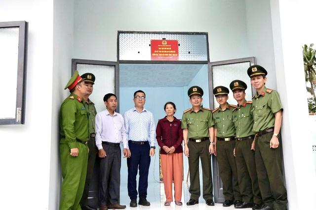 'Chiến dịch Quang Trung': Công an Khánh Hòa bàn giao căn nhà thứ 11 cho người dân - Ảnh 1.
