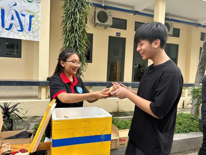 Góc sống vội: Trường cho sinh viên gói bánh tét đón tết từ tháng 12 để bớt… cô đơn- Ảnh 5.