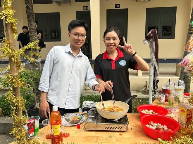 Góc sống vội: Trường cho sinh viên gói bánh tét đón tết từ tháng 12 để bớt… cô đơn- Ảnh 6.