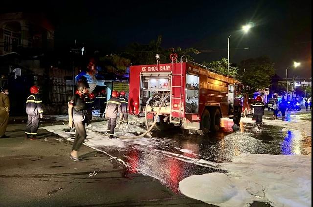 TP.HCM: Cháy ki ốt ở phường Đông Hòa, 1 người tử vong- Ảnh 2. TP.HCM: Cháy ki ốt ở phường Đông Hòa, 1 người tử vong- Ảnh 2.