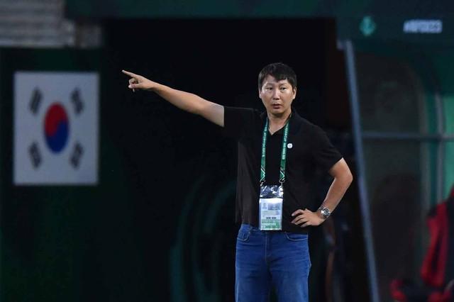 HLV Kim Sang-sik hé lộ sốc trong phòng thay đồ: 'Có những  cầu thủ đã bị tôi mắng...'- Ảnh 2.