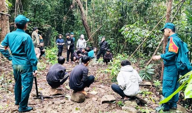 Đà Nẵng: Đột kích rừng Xai Chức, phát hiện đường hầm 'vàng tặc' dài 100 m- Ảnh 1. Đà Nẵng: Đột kích rừng Xai Chức, phát hiện đường hầm 'vàng tặc' dài 100 m- Ảnh 1.