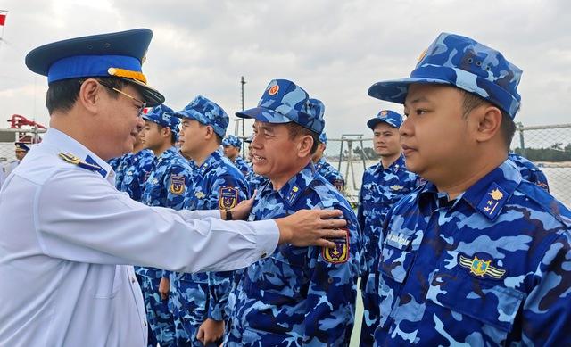 Chuyến tàu mùa xuân ra khơi giữ biển: Cảnh sát biển gác tết nơi đầu sóng- Ảnh 1. Chuyến tàu mùa xuân ra khơi giữ biển: Cảnh sát biển gác tết nơi đầu sóng- Ảnh 1.