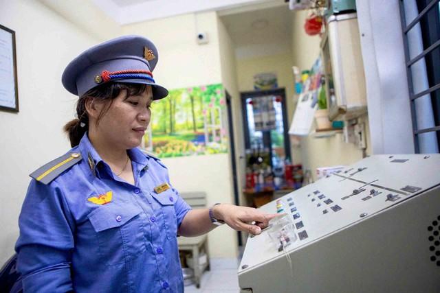 Gác tàu giữa lòng tp . Hcm: Những khoảnh khắc đón giao thừa bên gác chắn - Ảnh 1. Gác tàu giữa lòng tp . Hcm: Những khoảnh khắc đón giao thừa bên gác chắn - Ảnh 1.