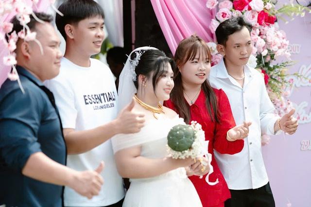 Chàng trai bốc vác cầu hôn bạn gái bán rau, cả chợ Bình Điền ai cũng vui - Ảnh 2.