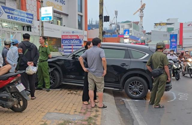 Nguyên nhân ô tô tông 6 xe máy trước nhà thiếu nhi Thủ Đức- Ảnh 1. Nguyên nhân ô tô tông 6 xe máy trước nhà thiếu nhi Thủ Đức- Ảnh 1.