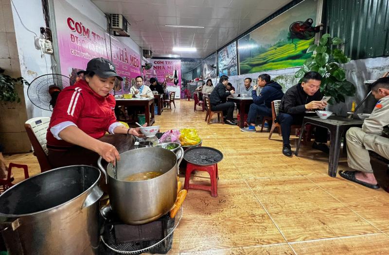 Quán bánh canh 'không tên' giá 15.000 đồng ở Huế: Vài giờ bán hết 3 nồi lớn - Ảnh 3.