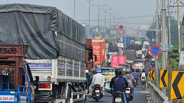 Lật xe tải, cửa ngõ tây bắc TP.HCM ùn xe kéo dài- Ảnh 2.