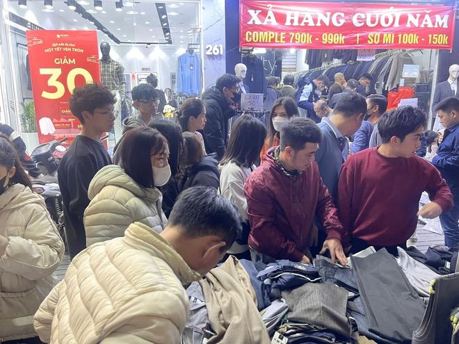 22 giờ đêm, phố thời trang Hà Nội 'vỡ trận' vì người dân sắm tết- Ảnh 14. 22 giờ đêm, phố thời trang Hà Nội 'vỡ trận' vì người dân sắm tết- Ảnh 14.