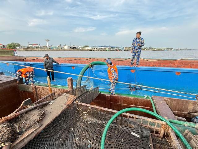 Bắt 4 tàu sắt chở gần 800 mét khối cát từ hướng biển đi vào sông Cửa Đại- Ảnh 2.