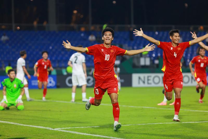 AFC khen ngợi tài thay người và nhãn quan chiến thuật tuyệt vời của ông Kim, VFF thưởng 1,1 tỉ đồng- Ảnh 2. AFC khen ngợi tài thay người và nhãn quan chiến thuật tuyệt vời của ông Kim, VFF thưởng 1,1 tỉ đồng- Ảnh 2.