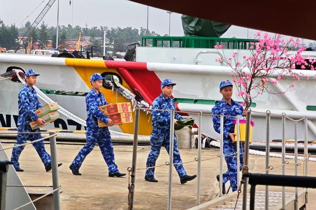 Chuyến tàu mùa xuân ra khơi giữ biển: Cảnh sát biển gác tết nơi đầu sóng- Ảnh 2. Chuyến tàu mùa xuân ra khơi giữ biển: Cảnh sát biển gác tết nơi đầu sóng- Ảnh 2.