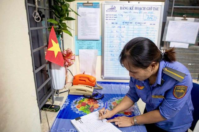Gác tàu giữa lòng tp . Hcm: Những khoảnh khắc đón giao thừa bên gác chắn - Ảnh 2. Gác tàu giữa lòng tp . Hcm: Những khoảnh khắc đón giao thừa bên gác chắn - Ảnh 2.
