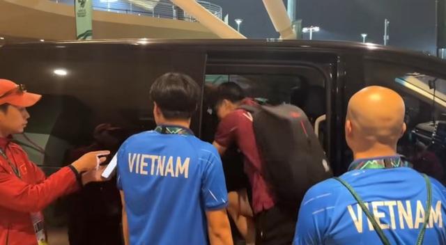 Kiểm tra doping sau trận thắng U.23 Kyrgyzstan, Đình Bắc chân trần co ro vì lạnh- Ảnh 4. Kiểm tra doping sau trận thắng U.23 Kyrgyzstan, Đình Bắc chân trần co ro vì lạnh- Ảnh 4.