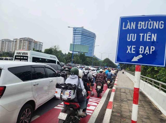 Tranh cãi cho xe máy 'đi ké' làn xe đạp- Ảnh 2. Tranh cãi cho xe máy 'đi ké' làn xe đạp- Ảnh 2.