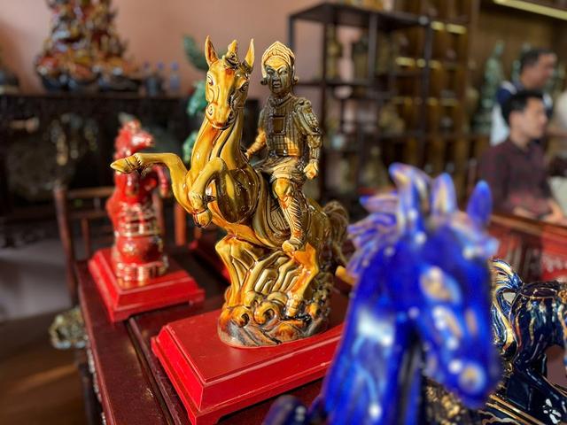 Sôi động thị trường linh vật ngựa cho Tết Bính Ngọ- Ảnh 2.