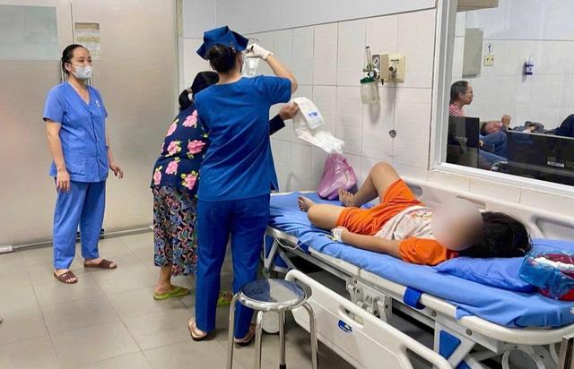 Xử phạt chủ xe bánh mì gây ngộ độc thực phẩm cho 89 người tại Lâm Đồng - Ảnh 2. Xử phạt chủ xe bánh mì gây ngộ độc thực phẩm cho 89 người tại Lâm Đồng - Ảnh 2.