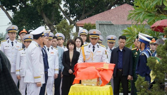 Trao bằng Tổ quốc ghi công liệt sĩ Đàm Quang Mạnh hy sinh tại quần đảo Trường Sa- Ảnh 4. Trao bằng Tổ quốc ghi công liệt sĩ Đàm Quang Mạnh hy sinh tại quần đảo Trường Sa- Ảnh 4.