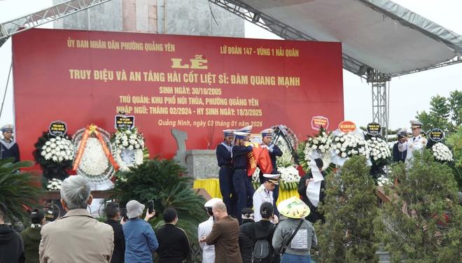 Trao bằng Tổ quốc ghi công liệt sĩ Đàm Quang Mạnh hy sinh tại quần đảo Trường Sa- Ảnh 3. Trao bằng Tổ quốc ghi công liệt sĩ Đàm Quang Mạnh hy sinh tại quần đảo Trường Sa- Ảnh 3.