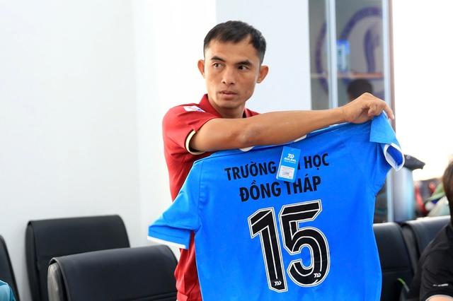Từ chức vô địch V-League đến sân cỏ sinh viên- Ảnh 1.