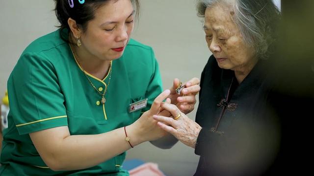 Nương tựa người dưng: Chăm sóc người cao tuổi tại viện dưỡng lão - Ảnh 2.