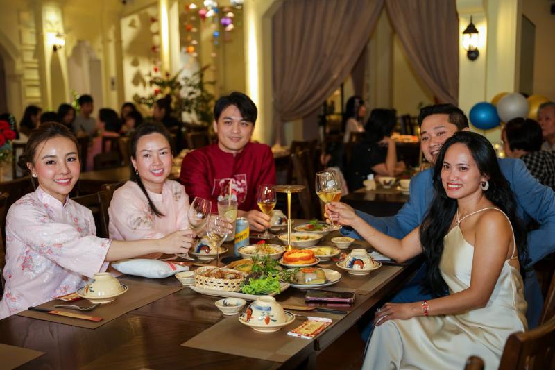Bất ngờ mâm cỗ tết 3 miền ngay tại TP.HCM: Thực khách hào hứng 'ăn tết sớm' - Ảnh 8.
