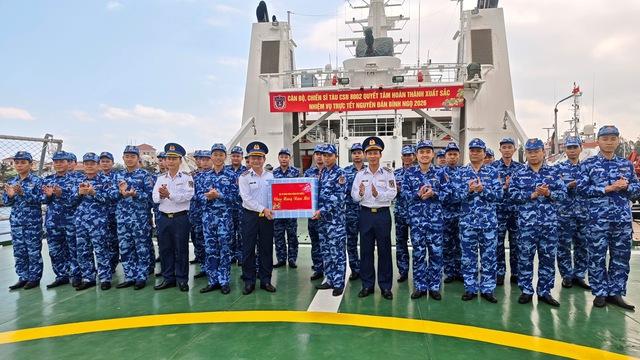 Chuyến tàu mùa xuân ra khơi giữ biển: Cảnh sát biển gác tết nơi đầu sóng- Ảnh 3. Chuyến tàu mùa xuân ra khơi giữ biển: Cảnh sát biển gác tết nơi đầu sóng- Ảnh 3.