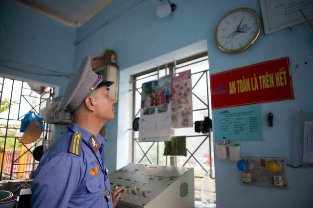 Gác tàu giữa lòng tp . Hcm: Những khoảnh khắc đón giao thừa bên gác chắn - Ảnh 3. Gác tàu giữa lòng tp . Hcm: Những khoảnh khắc đón giao thừa bên gác chắn - Ảnh 3.