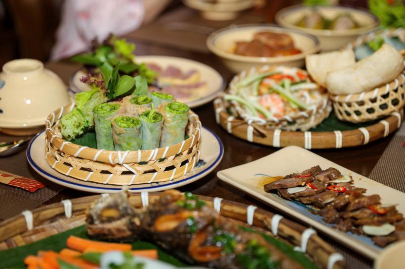 Bất ngờ mâm cỗ tết 3 miền ngay tại TP.HCM: Thực khách hào hứng 'ăn tết sớm' - Ảnh 9.