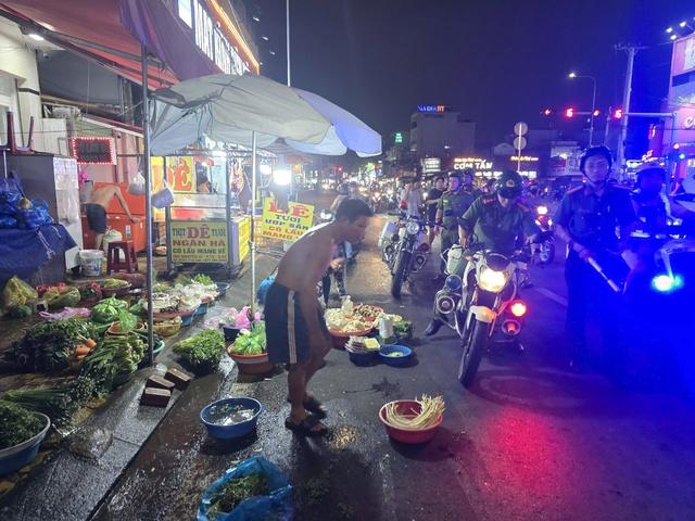 Công an TP.HCM ra quân ban đêm, xử phạt hàng loạt quán nhậu lấn chiếm vỉa hè- Ảnh 4. Công an TP.HCM ra quân ban đêm, xử phạt hàng loạt quán nhậu lấn chiếm vỉa hè- Ảnh 4.