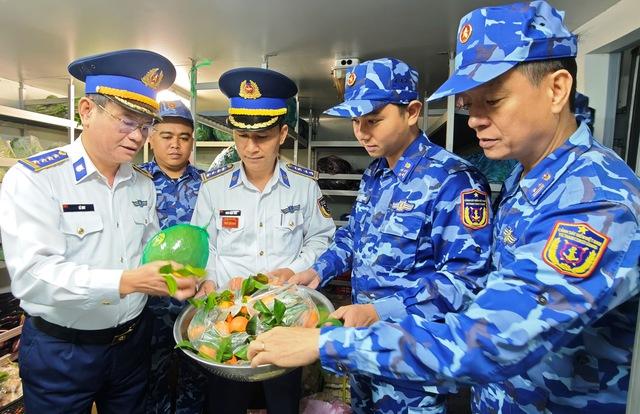 Chuyến tàu mùa xuân ra khơi giữ biển: Cảnh sát biển gác tết nơi đầu sóng- Ảnh 4. Chuyến tàu mùa xuân ra khơi giữ biển: Cảnh sát biển gác tết nơi đầu sóng- Ảnh 4.