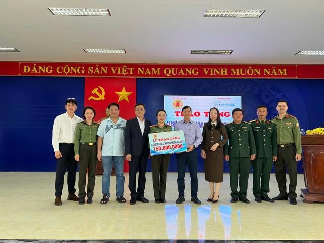 Công an cửa khẩu Tân Sơn Nhất hỗ trợ an sinh xã hội tại Huế dịp tết Bính Ngọ 2026 - Ảnh 3.