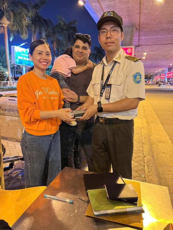 Công an cửa khẩu Tân Sơn Nhất nhanh chóng truy tìm kẻ lấy ví của khách - Ảnh 4. Công an cửa khẩu Tân Sơn Nhất nhanh chóng truy tìm kẻ lấy ví của khách - Ảnh 4.