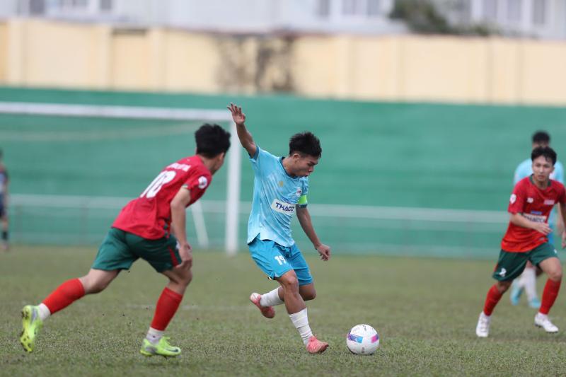 Ngày thi đấu cuối vòng loại Duyên hải miền Trung: Khán đài cực nóng, ‘mưa’ bàn thắng- Ảnh 3. Ngày thi đấu cuối vòng loại Duyên hải miền Trung: Khán đài cực nóng, ‘mưa’ bàn thắng- Ảnh 3.