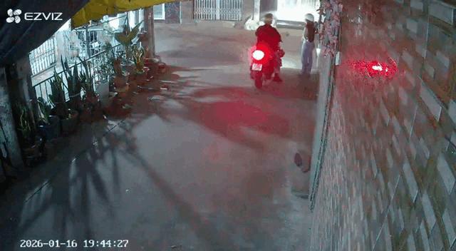 Công an truy tìm người đàn ông quấy rối cô gái trong hẻm ở TP.HCM- Ảnh 1.
