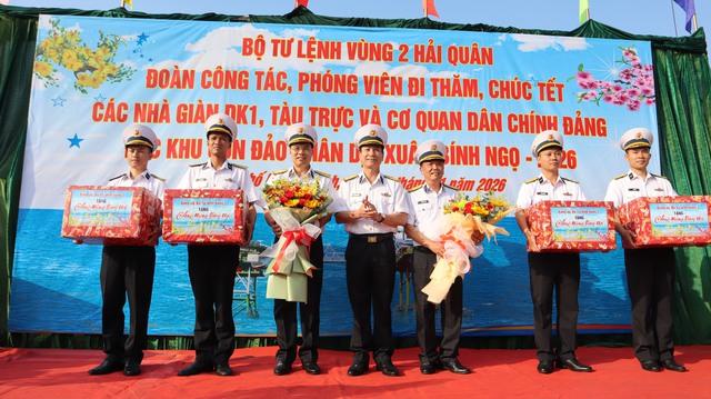 Mang xuân ấm đến nhà giàn DK1 và thềm lục địa phía nam Tổ quốc- Ảnh 4.