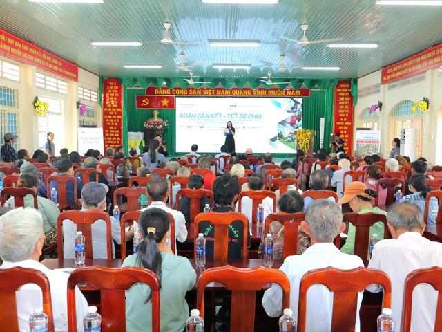 Trao tặng quà tết cho hộ dân khó khăn ở xã Củ Chi - Ảnh 1.