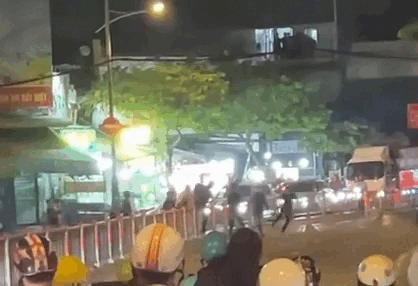 TP.HCM: Truy xét khoảng 20 người đuổi đánh nhau gây náo loạn đường phố- Ảnh 1. TP.HCM: Truy xét khoảng 20 người đuổi đánh nhau gây náo loạn đường phố- Ảnh 1.