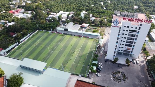 Sân bóng Trường ĐH Đồng Tháp đã sẵn sàng cho TNSV THACO cup 2026- Ảnh 1.