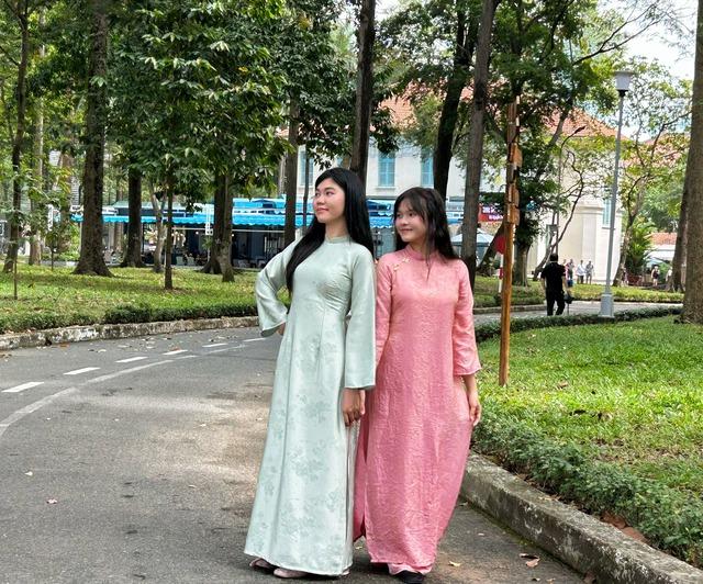 Rủ nhau chụp ảnh tết từ sáng sớm để tránh cảnh đông nghẹt người- Ảnh 1. Rủ nhau chụp ảnh tết từ sáng sớm để tránh cảnh đông nghẹt người- Ảnh 1.