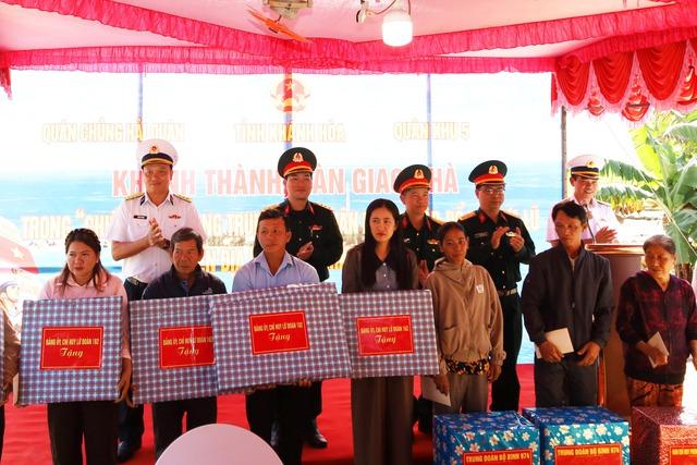 Khánh Hòa: Bàn giao 64 căn nhà của ‘Chiến dịch Quang Trung’- Ảnh 2. Khánh Hòa: Bàn giao 64 căn nhà của ‘Chiến dịch Quang Trung’- Ảnh 2.