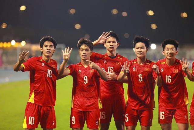 U.23 Việt Nam ăn mừng tri ân Hiểu Minh: Gắn kết và vô cùng cảm xúc!- Ảnh 2.