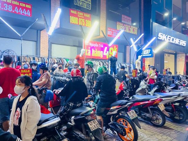 Vì sao càng cận tết, nhiều người càng thích mua sắm?- Ảnh 1. Vì sao càng cận tết, nhiều người càng thích mua sắm?- Ảnh 1.