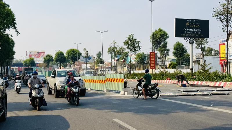 Giáp tết, dựng rào chắn làm hầm chui quốc lộ 13 có ảnh hưởng đến dân?- Ảnh 1. Giáp tết, dựng rào chắn làm hầm chui quốc lộ 13 có ảnh hưởng đến dân?- Ảnh 1.