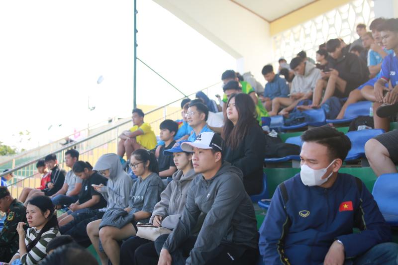 Đến sân sớm cổ vũ bạn trai đá bóng, cô gái chỉ mong không chấn thương- Ảnh 3. Đến sân sớm cổ vũ bạn trai đá bóng, cô gái chỉ mong không chấn thương- Ảnh 3.