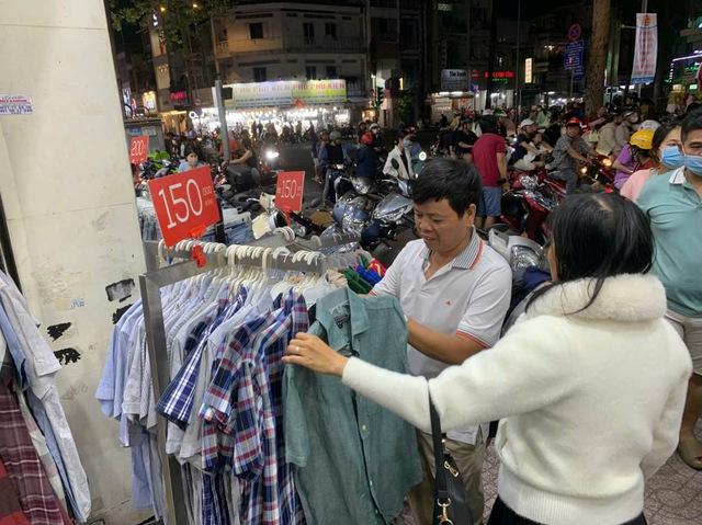 Vì sao càng cận tết, nhiều người càng thích mua sắm?- Ảnh 4. Vì sao càng cận tết, nhiều người càng thích mua sắm?- Ảnh 4.