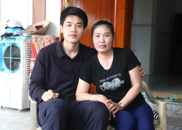 Hàng xóm vỡ òa khi Đình Bắc về thăm nhà, gia đình phấn khởi dựng rạp bày cỗ mời bà con- Ảnh 3.